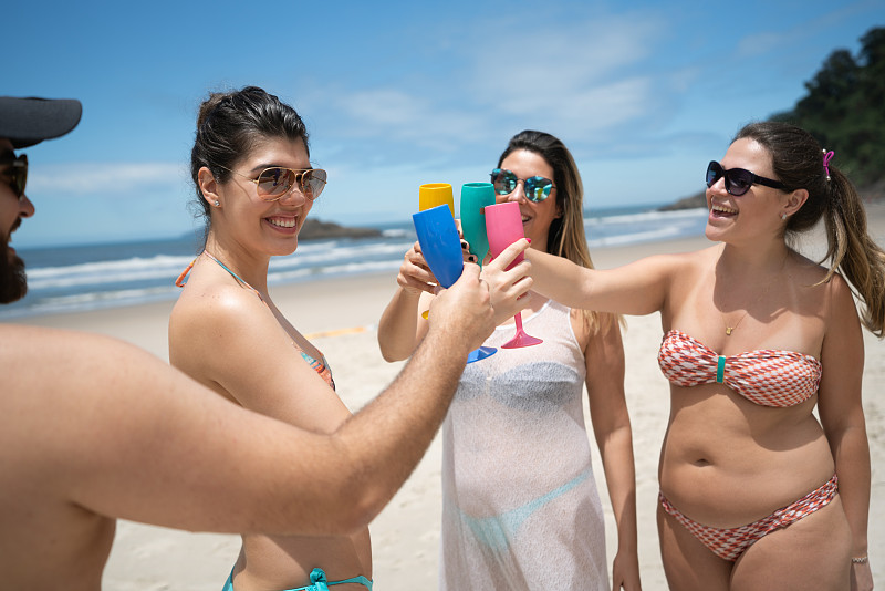 友谊,海滩,2020,30岁到34岁,拉美人和西班牙裔人,巴西,2018,海滩度假,户外,沙滩派对