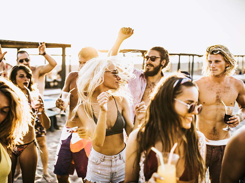 沙滩派对,青年人,乐趣,休闲活动,鸡尾酒,含酒精饮料,夏天,周末活动,饮料,男性