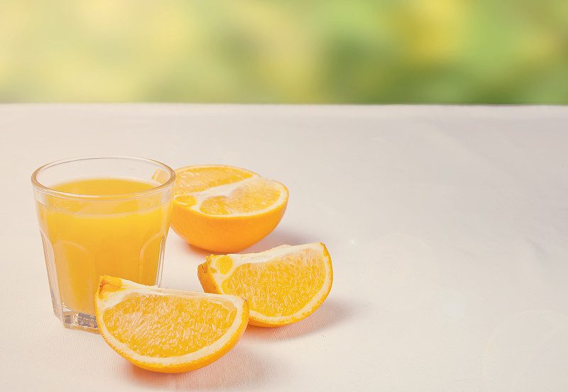 玻璃杯,橙子,背景,水果,切片食物,橙汁,自然,桌子,白色,饮料