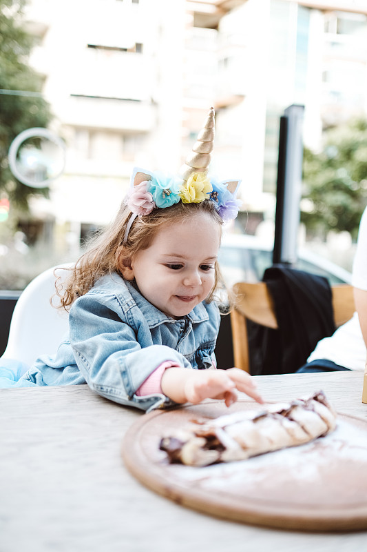女孩,幸福,华夫饼干,咖啡馆,奶泡,仅一个女孩,2岁到3岁,仅儿童,小的,凌乱