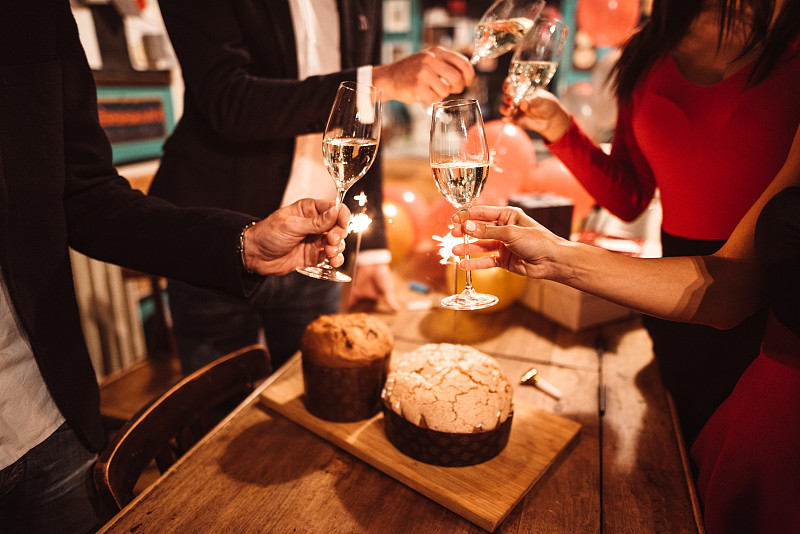 新年前夕,香槟,饮料,含酒精饮料,2020,社交聚会,玻璃杯,潘纳多尼面包,圣诞蛋糕,拿着