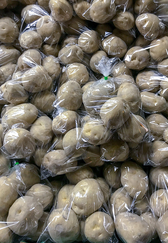 北海道产ジャガイモ,Potatoes,piled,on,roadside,in,the,night,at,7-24,grocery,store.,October,15,,2019