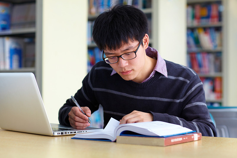 大学生,图书馆,笔记本电脑,桌子,仅一个男人,校园,头和肩膀,头像,计算机,字母