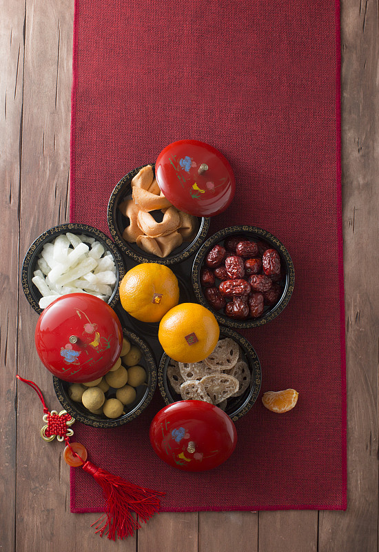 春节,饮食,静物,茶,传统,彩色背景,厚木板,红色背景,橙子,中国食品