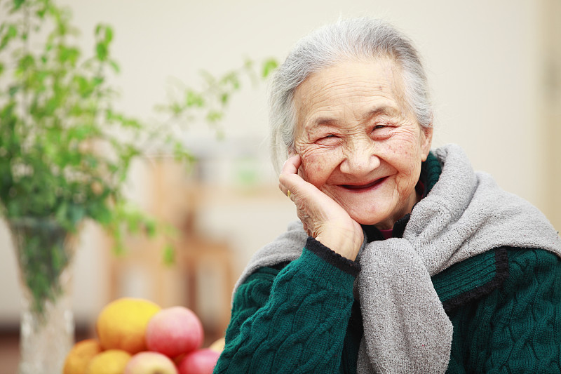 注视镜头,仅一个老年女人,缺牙,亚洲人种,人,衰老过程,起居室,生活方式,老年女人