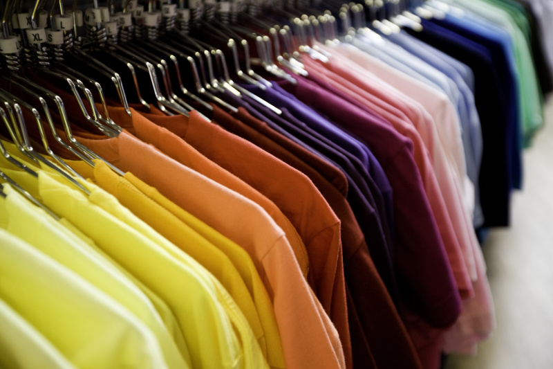 t恤,色彩鲜艳,服装店,支架,棉,衣服,多色的,衬衫,商品,成一排