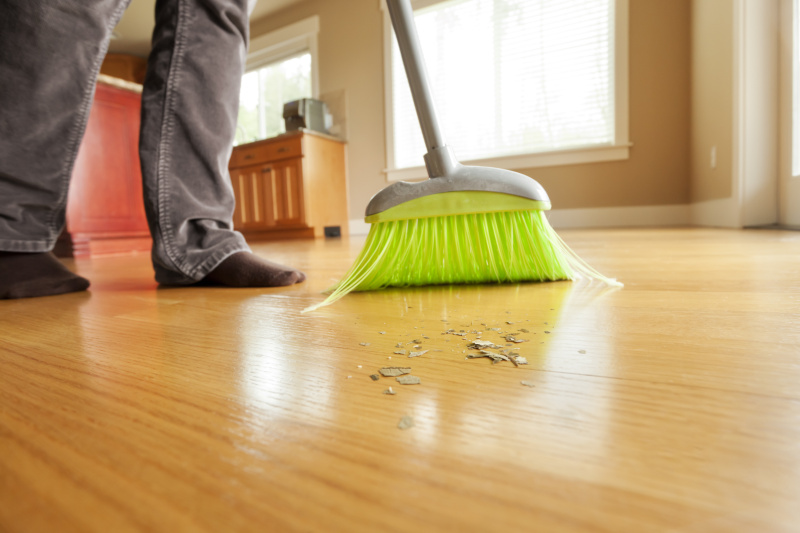 扫帚,凌乱,硬木地板,一个人,地板,干净,肮脏的,碎屑,打扫,拉