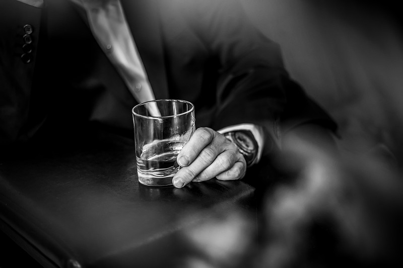 威士忌,玻璃杯,男人,手牵手,专业人员,华贵,仅男人,仅一个男人,现代,拿着