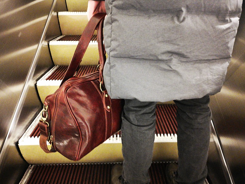 Человек,носит,сумку