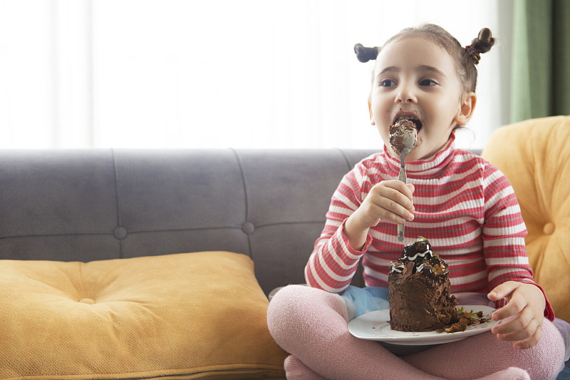 女孩,可爱的,巧克力蛋糕,土耳其,蛋糕,仅一个女孩,女婴,仅儿童,糖果,肮脏的