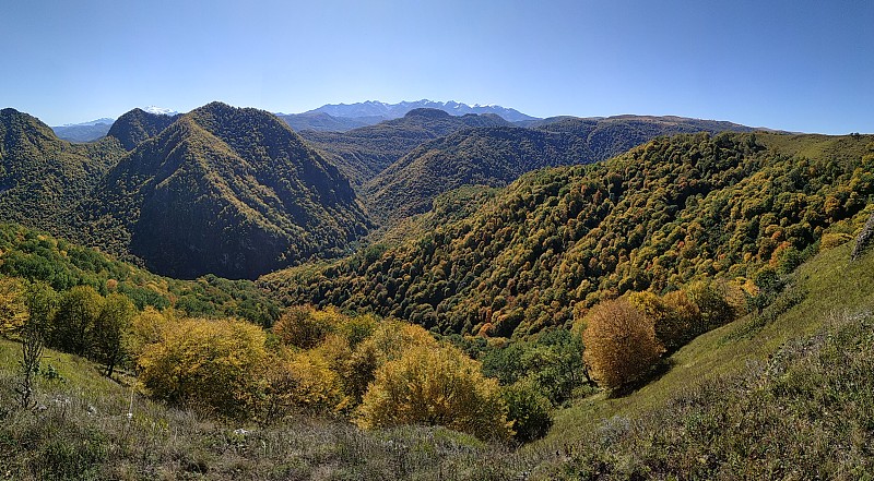 Осенний,пейзаж,на,Кавказе.,Вдалеке,виднеется,гора,Эльбрус,и,Кавказский,хребет.