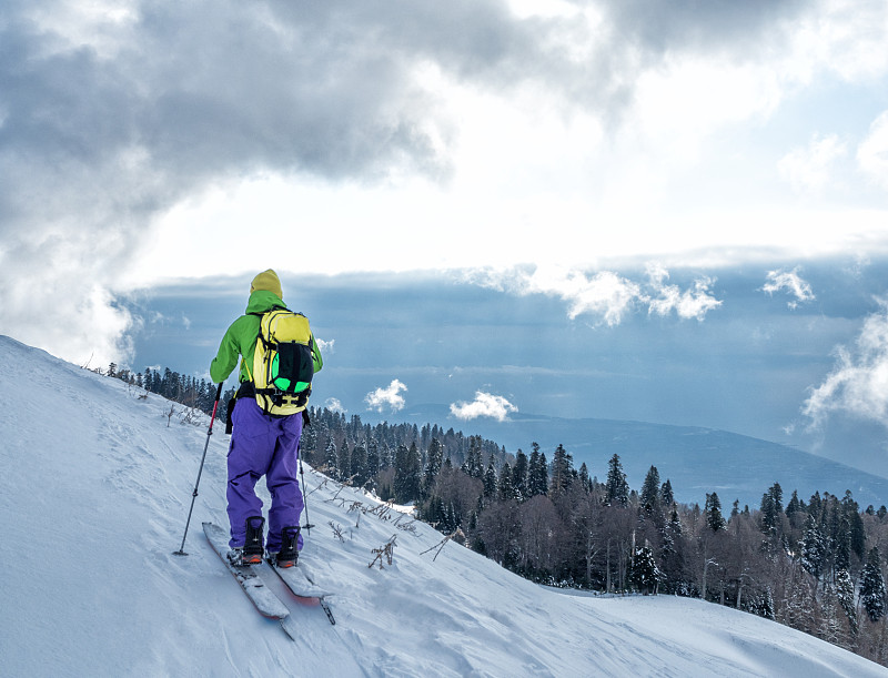 极限运动,男人,滑雪游览,雪板,运动,云景,越野滑雪,仅男人,齿轮,仅一个男人