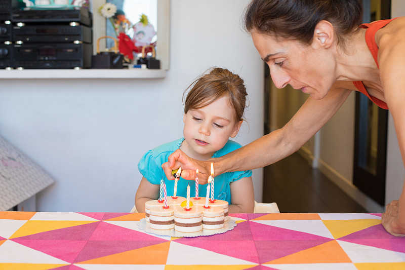 女人,儿童,看,蜡烛,生日蛋糕,女儿,真实的人,周年纪念,家庭,蛋糕