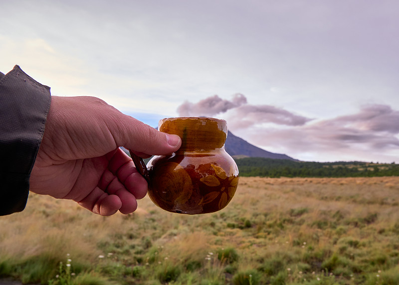 咖啡杯,波波卡特佩特火山,拿着,背景聚焦,青年男人,周末活动,热,部分,一个物体,杯