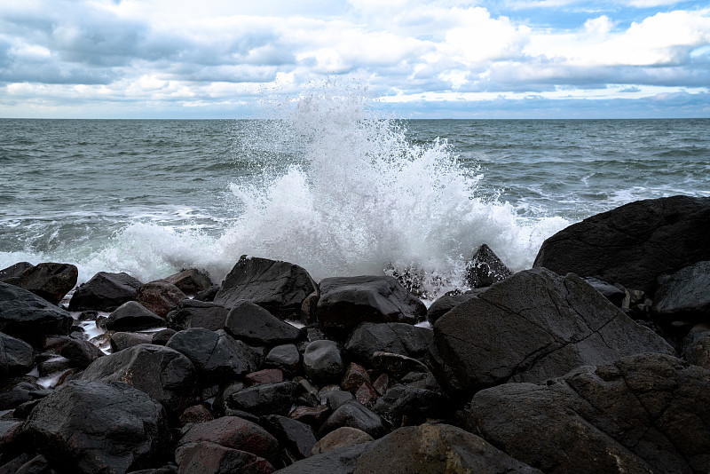 Sea,viwe,splashing,water,on,the,rock,in,?stanbul,black,sea