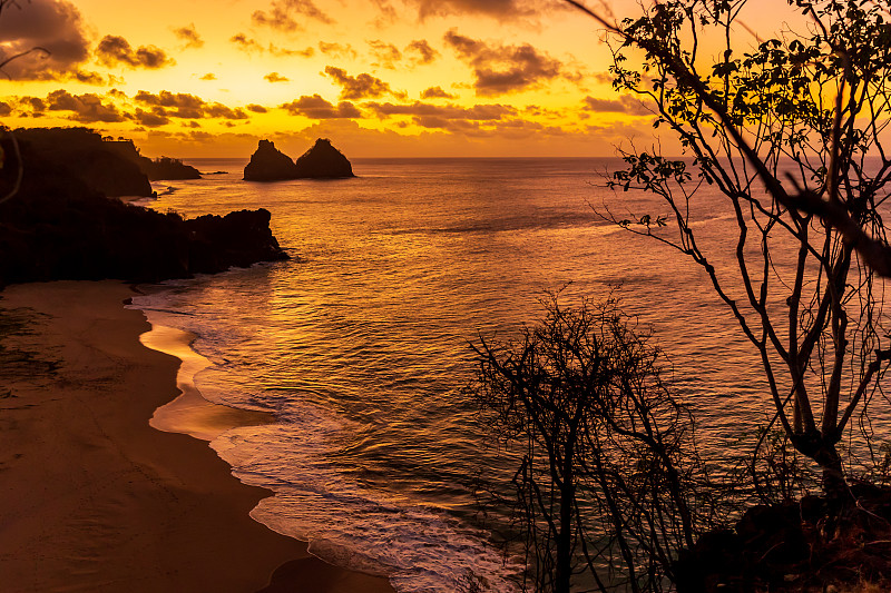 The,two,peaks,in,the,picture,are,called,Morro,dos,Dois,Irm?os.,Cacimba,do,Padre,beach,is,one,of,the,most,popular,and,beautiful,beaches,in,this,archipelago.