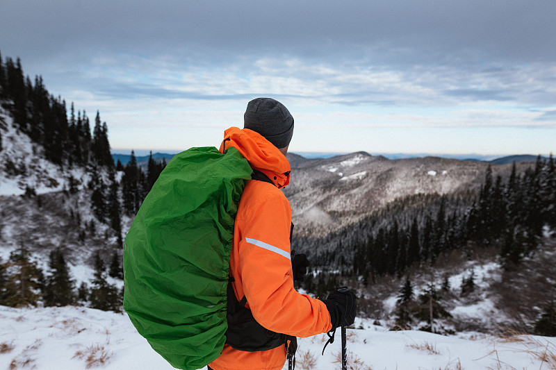 山脉,风景,冬天,男人,看,平衡折角灯,橙色,茄克,旅途,雪山