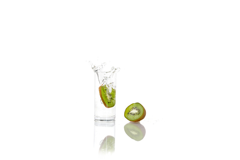 Frische,Frucht,f?llt,in,ein,Glas,Mineralwasser,im,Studio