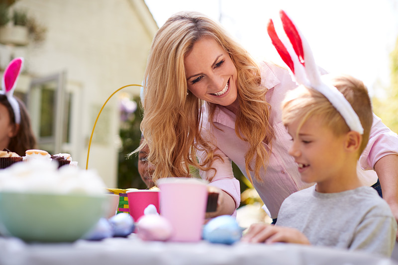 复活节,母亲,儿童,户外,家庭生活,衣服,兔耳朵,家庭花园,聚会,享乐