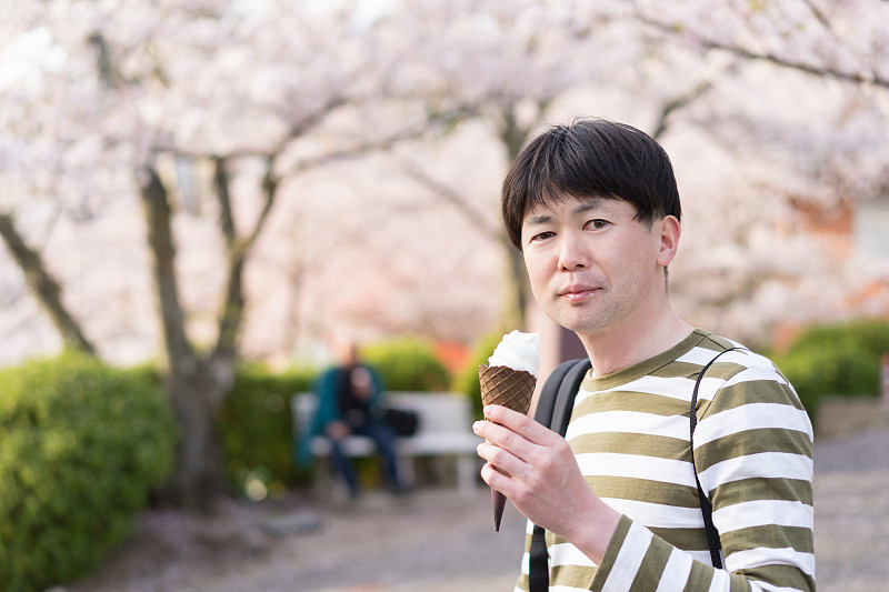 樱桃树,男人,冰淇淋店,在下面,仅日本人,仅男人,仅一个男人,公园,甜点心,日本人