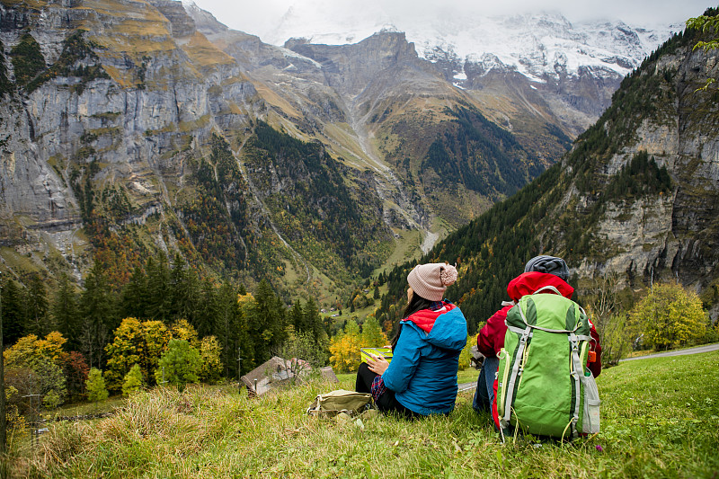 休闲活动,在活动中,旅途,山脊,雪山,云,草,全身像,户外,瑞士