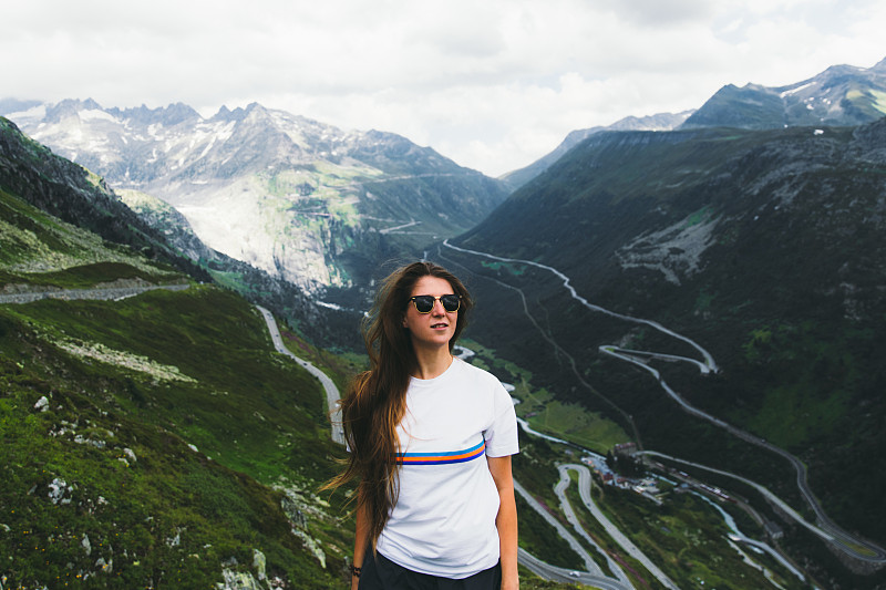 瑞士,山脉,青年女人,夏天,活力,周末活动,旅途,山口,汽车,公路