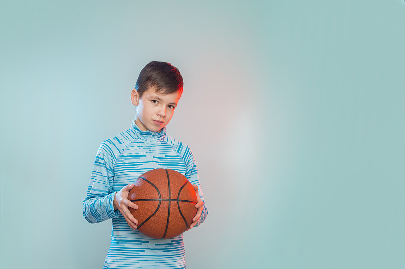 儿童,篮球运动员,球,注视镜头,举起手,蓝色背景,分离着色,立陶宛共和国,可爱的,篮子