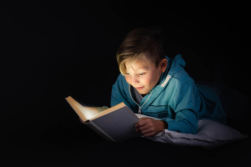 男孩,图画书,金色头发,就寝时间,暗色,图书馆,仅儿童,童话故事,儿童,童年
