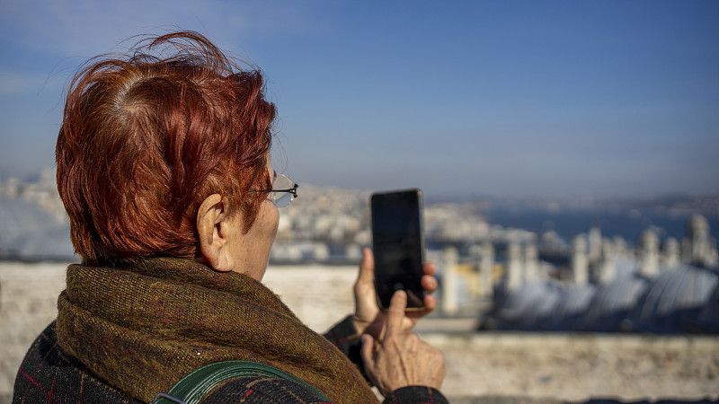 电话机,中老年女人,鲻鱼,在活动中,土耳其,技术,拿着,户外,仅一个女人,拍摄场景