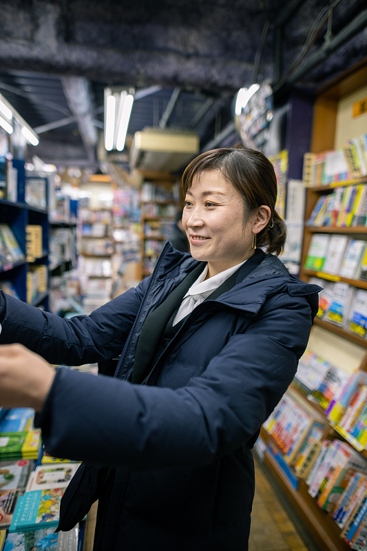 书店,书,女人,仅日本人,35岁到39岁,日本人,仅女人,仅一个女人,看,幸福