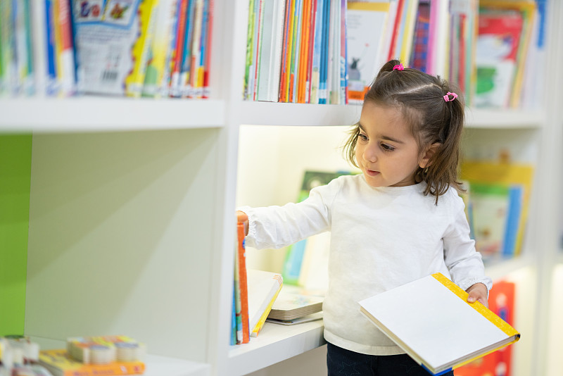 图书馆,女孩,书,仅一个女孩,小学,2岁到3岁,仅儿童,小的,拿着,儿童