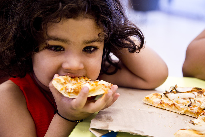 女孩,比萨饼,仅一个女孩,熟的,仅儿童,小的,拿着,儿童,童年,印度