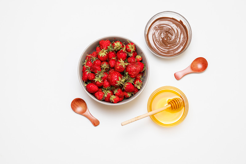 草莓,巧克力,胶水,蜂蜜,都市风景,盘子,汤匙,简单,热可可,熟的