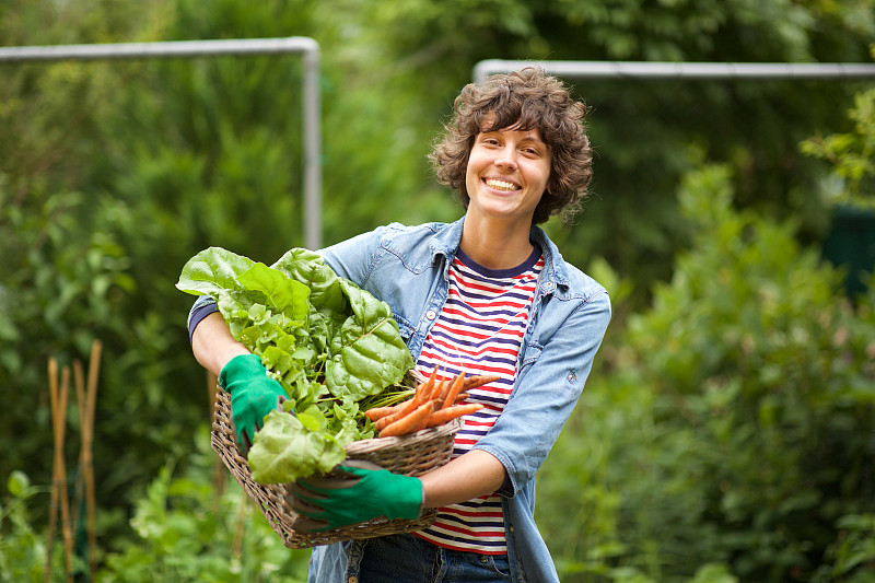 女性,蔬菜,农民,篮子,周末活动,肖像,园艺手套,农场,植物,胡萝卜
