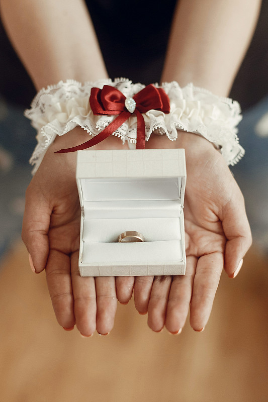 婚礼,女人,拿着,黄金,概念,吊袜带,手,戒指,早晨,收件箱