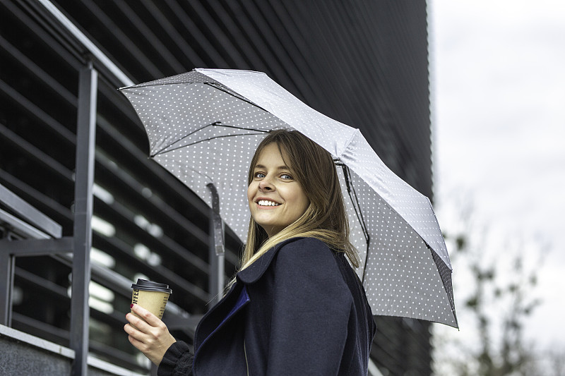 伞,拿着,女商人,金色头发,咖啡,伦敦城,股票,专业人员,咖啡杯,暴风雨