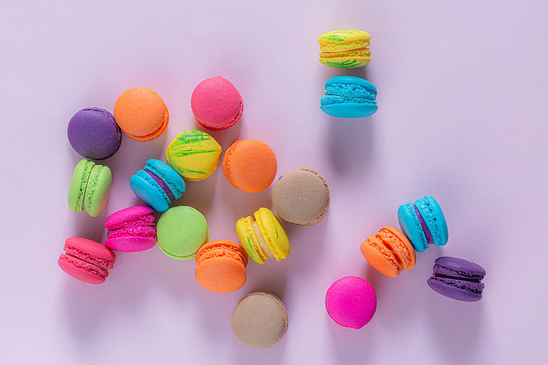 蛋白杏仁饼,粉色,甜点心,平铺,蛋糕,成一排,粉色背景,杏仁小圆饼,构图,重复