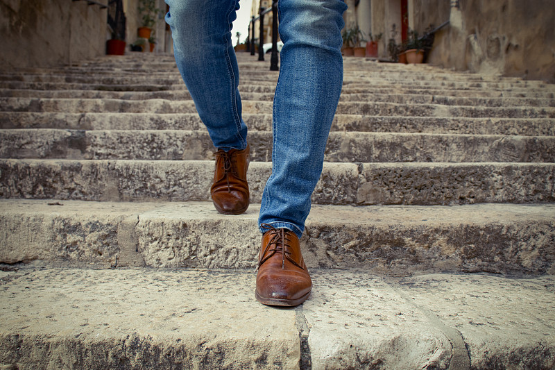 户外,楼梯,一个人,鞋子,城市,男人,褐色,大特写,步行,下移