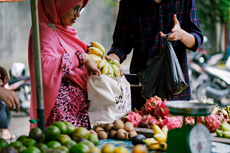女人,食品杂货,斋月,老年人,老年男人,古典式,水果,户外,印度尼西亚,幸福
