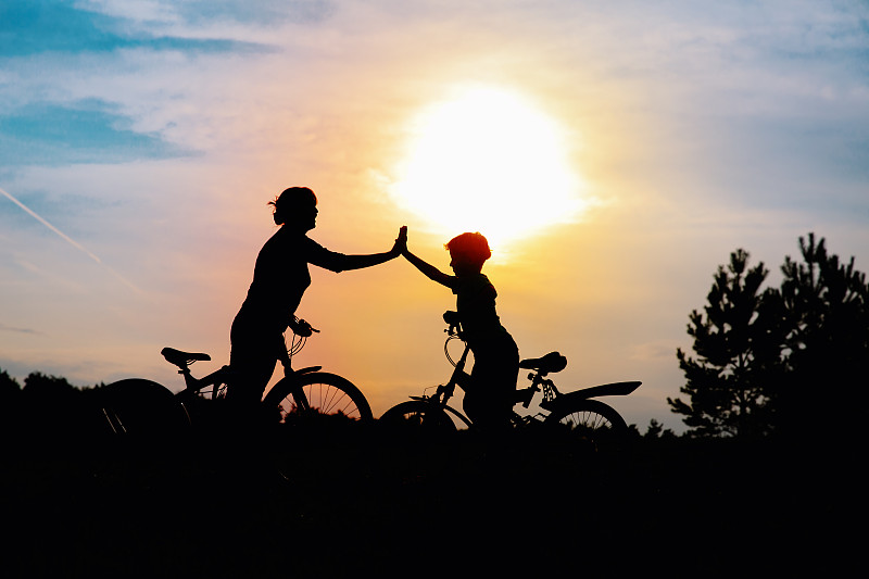 幸福,骑自行车,母子,运动,家庭,黄昏,小的,日落,剪影,相伴