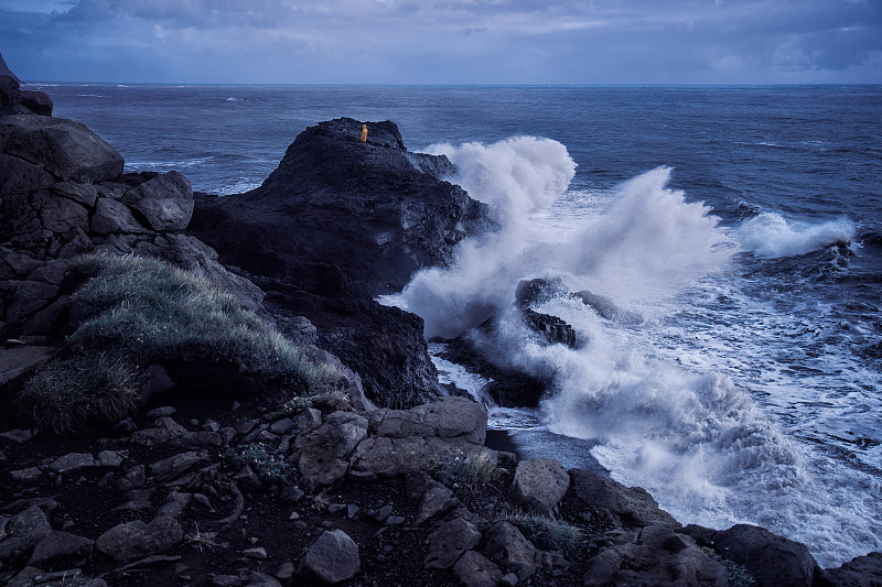 波浪,悬崖,雨衣,巨大的,暴风雨,男人,在边上,黄色,白昼,暗色