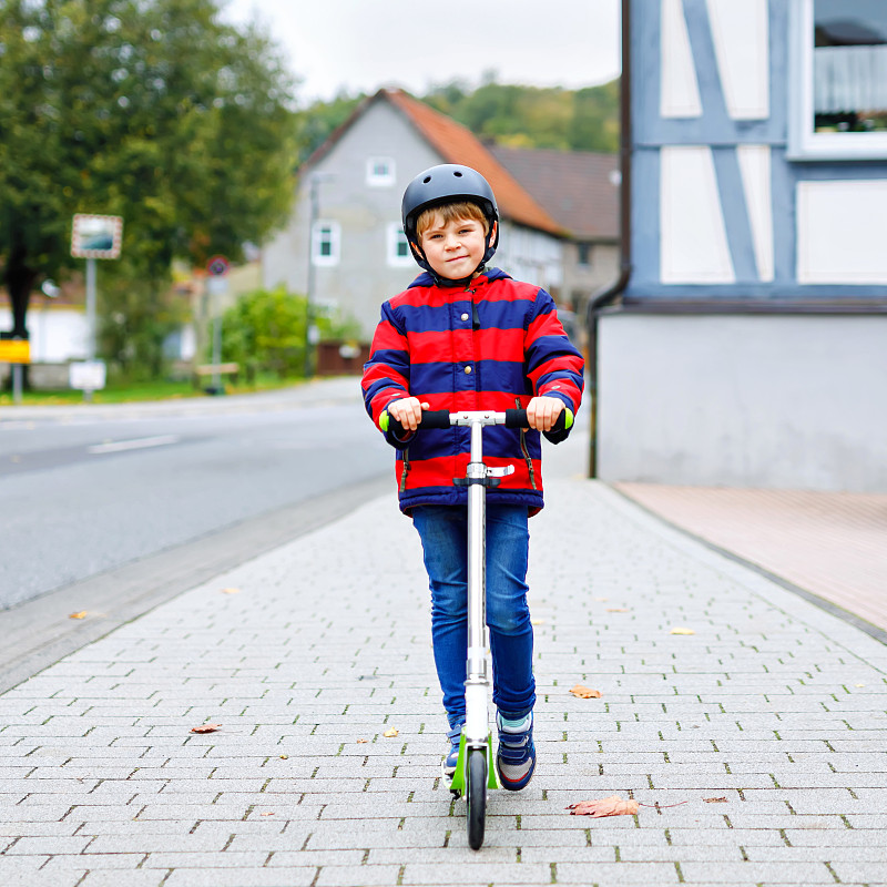 休闲活动,手推脚踏车,运动头盔,男孩,户外,幸福,儿童,未成年学生,秋天,骑车