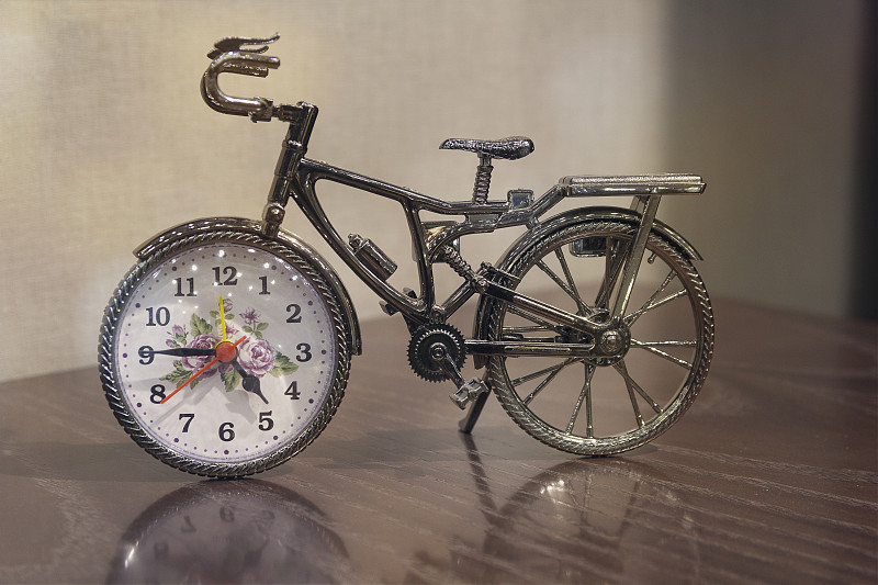 自行车,钟,交通工具内部,桌子,脚踏车,空的,车轮,数,简单,椅子