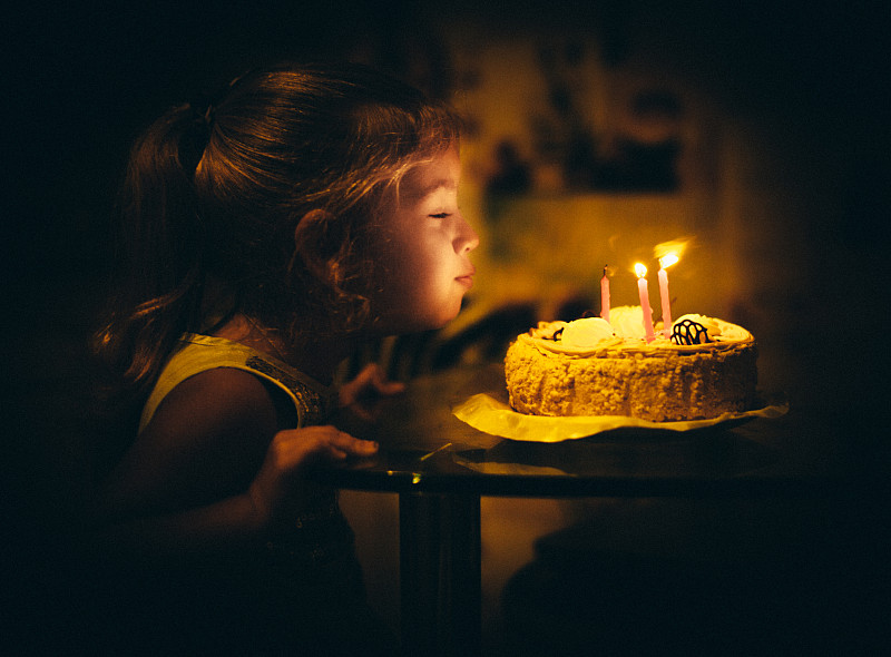 生日,女孩,蛋糕,蜡烛,暗色,仅一个女孩,吹,渴望,爱
