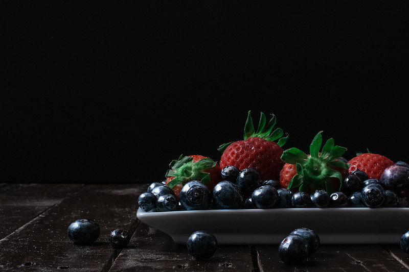桌子,清新,木制,有机食品,草莓,食品,黑色,蓝莓,黑色背景,暗色