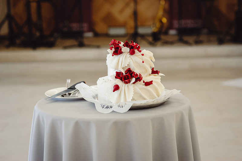 结婚蛋糕,玫瑰,红色,华丽的,自然美,圆桌,两个物体,蛋糕,白色,传统