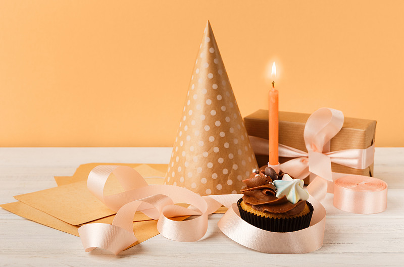 礼物,纸杯蛋糕,黄色背景,美味,可爱的,传统,事件,瓶盖,一个物体,蛋糕
