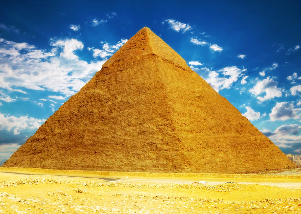 金色建筑金字塔