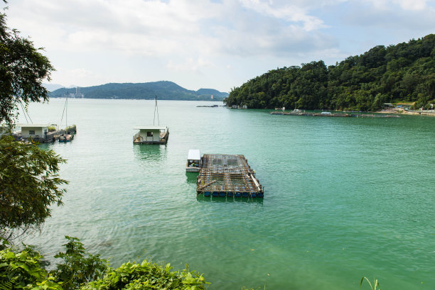 蓝天绿湖