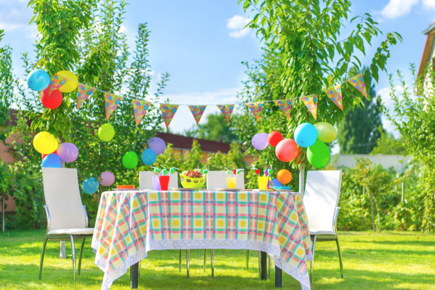 户外野餐的生日聚会